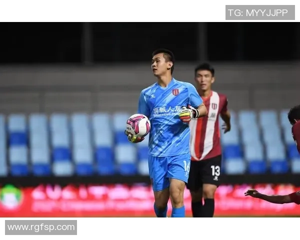 成都篮球队在邀请赛中以54分稳居积分榜首位竞争激烈引人关注